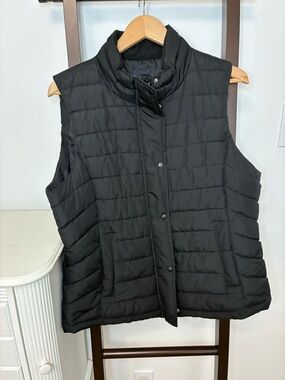 Gap Black Quilted puffy Sleeveless Puffer Vest. Size large. EUC